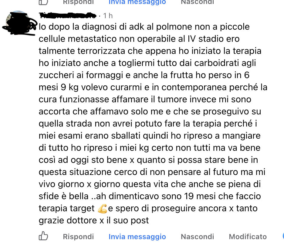 Screenshot del commento reale di una lettrice che descrive l'errore di aver tagliato carboidrati e zuccheri dopo una diagnosi oncologica